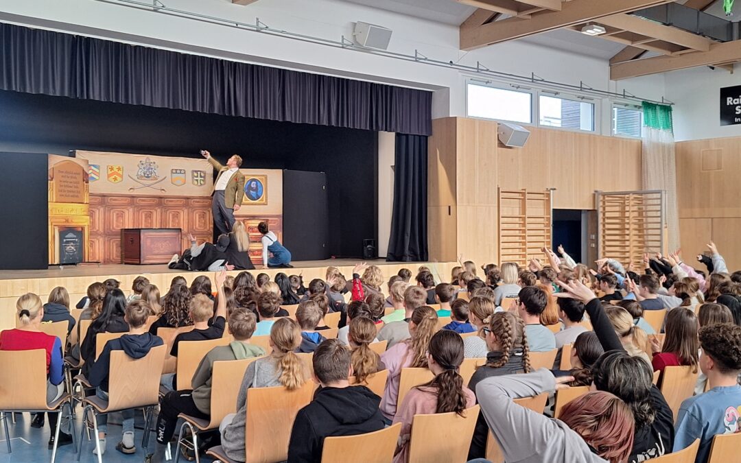 Grusel trifft Humor: ‚Spooked‘ sorgt für Lacher und Spannung im Schilcherland-Saal