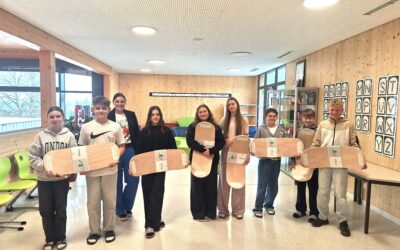 Schwung im Unterricht: Raiffeisenbank unterstützt Schule mit Balance-Boards